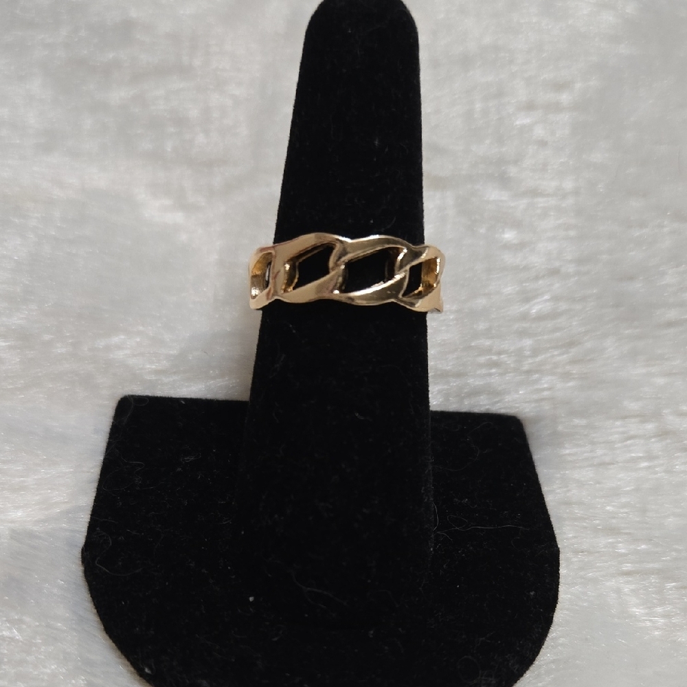 Stylish Gold Chain Link Ring.Size 7.